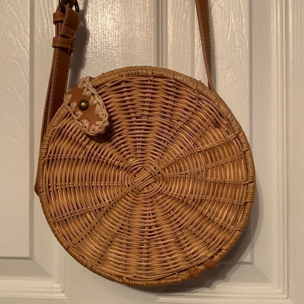 Universal Thread Round Woven Crossbody Bag in Natural Tan
